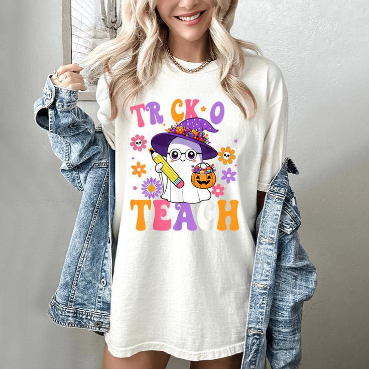 Trick Or Teach Teacher Ghost Teaching Fun Halloween Teacher Women's Comfort Colors T-Shirt