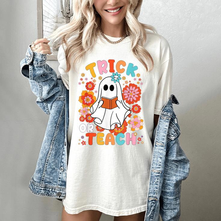 Groovy Halloween Trick Or Teach Retro Floral Ghost Teacher For Men Women Kids Women's Comfort Colors T-Shirt