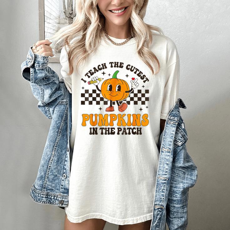 I Teach The Cutest Pumpkins In The Patch Groovy Teacher Fall Women's Comfort Colors T-Shirt