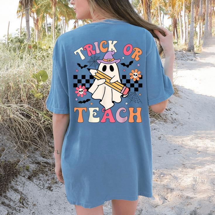 Trick Or Teach Groovy Teacher Halloween Retro Floral Ghost Women's Comfort Colors T-Shirt Back Print