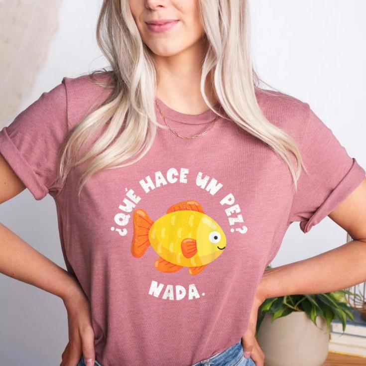 Que Hace Un Pez Nada Spanish Teacher Bilingual Teacher Dual Women's Heather T-Shirt