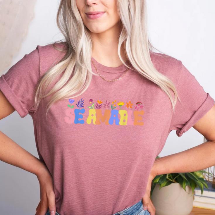 Se Amable Be Kind In Spanish Groovy Teacher Flowers Women's Heather T-Shirt