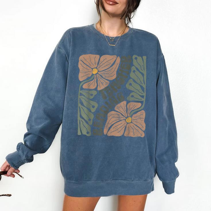 Boho Floral Reading Teacher Retro Reading Specialist Wildfl Comfort Colors Sweatshirt