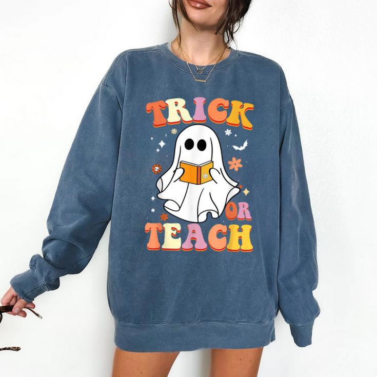 Retro Vintage Groovy Trick Or Teach Teacher Halloween For Men Women Kids Comfort Colors Sweatshirt