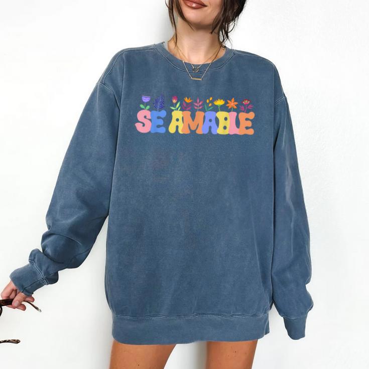 Se Amable Be Kind In Spanish Groovy Teacher Flowers Comfort Colors Sweatshirt
