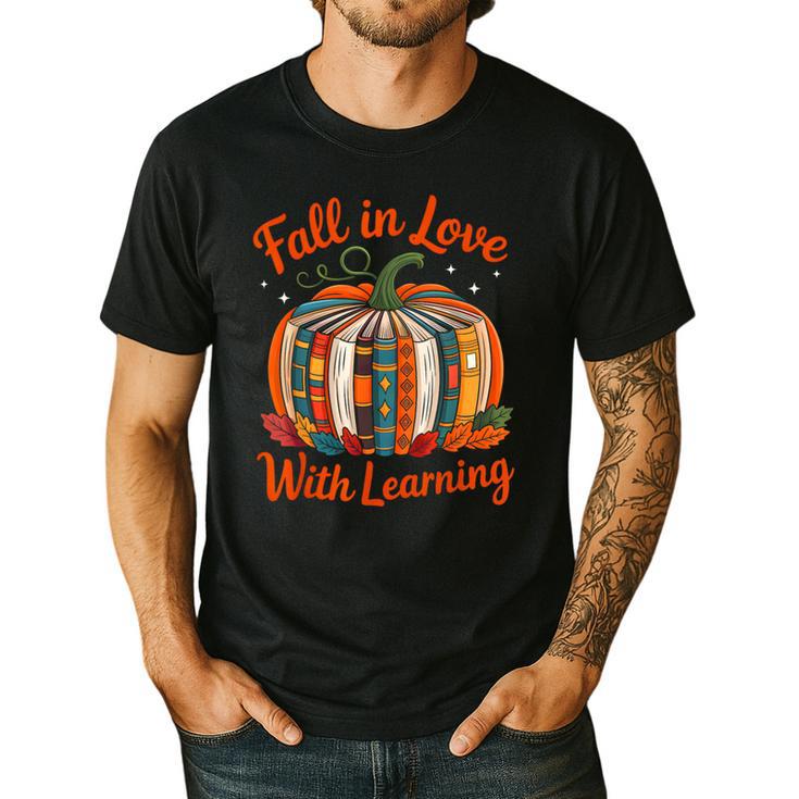 Fall In Love With Learning Book Lover Autumn Pumpkin Teacher Men's Casual T-Shirt