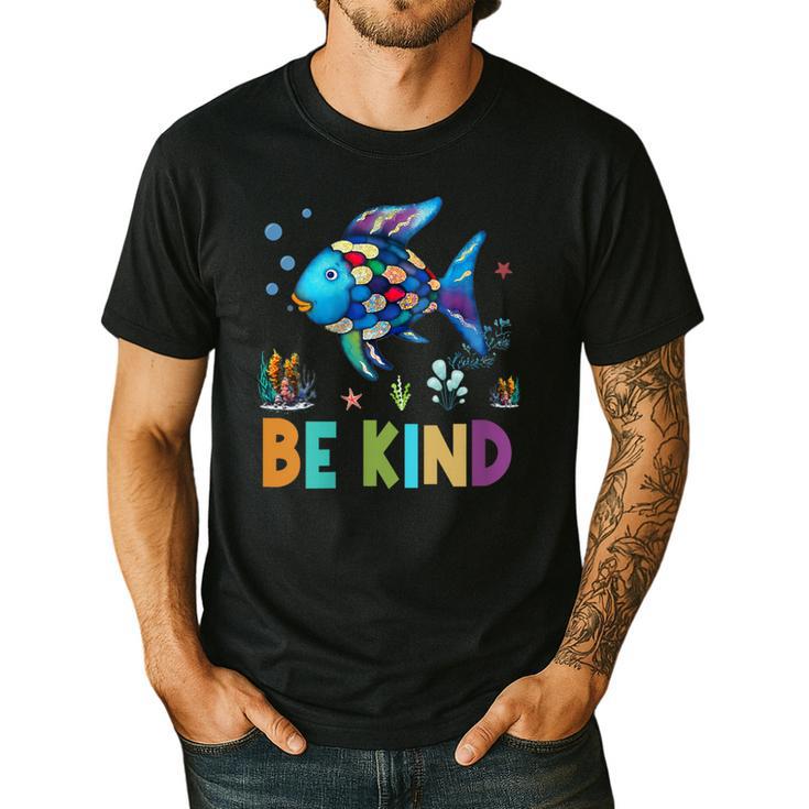 Happy First Day Of School Fish Rainbows Teacher Be Kind Men's Casual T-Shirt