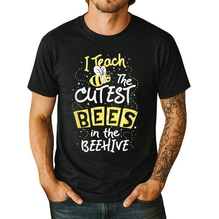 I Teach The Cutest Bees In The Beehive Kindergarten Teacher Men's Casual T-Shirt