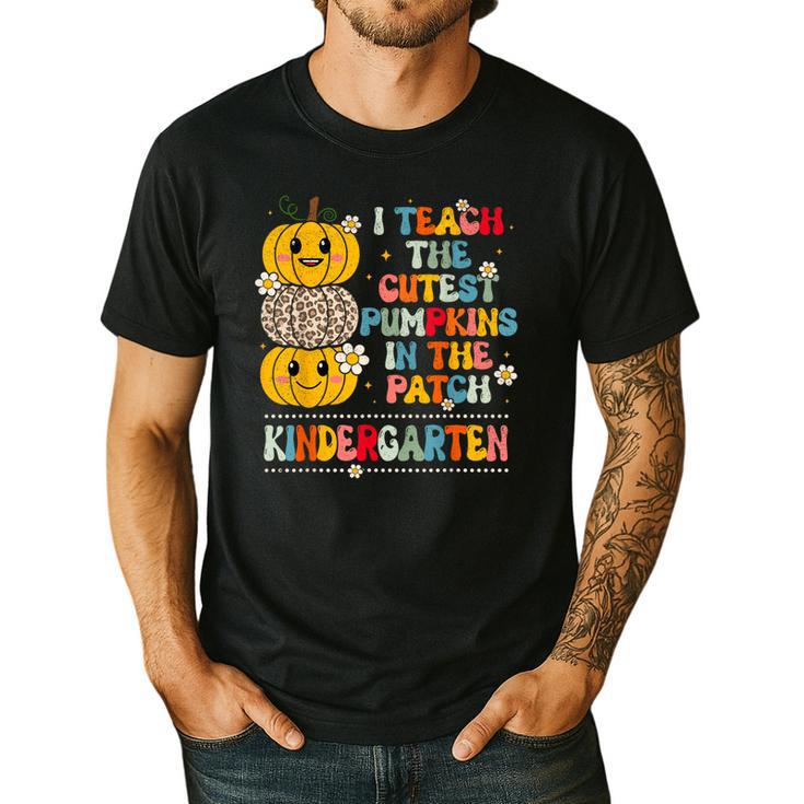 I Teach The Cutest Pumpkins Kindergarten Teacher Halloween Men's Casual T-Shirt