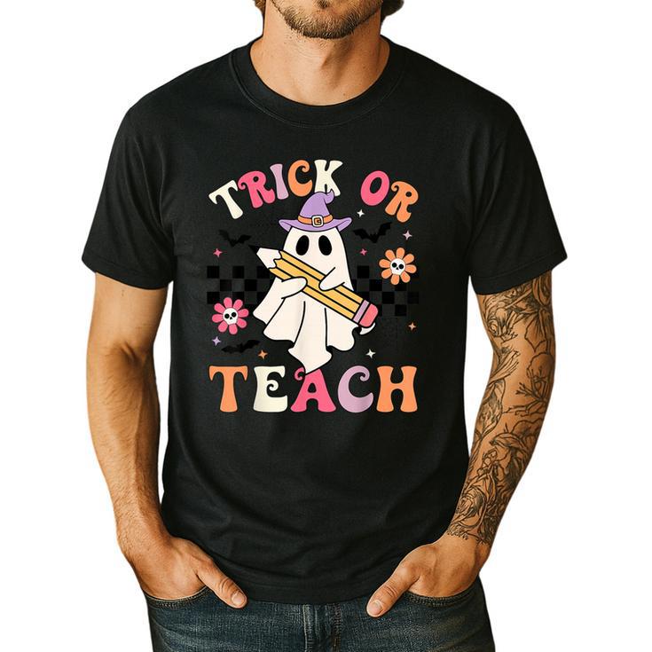 Trick Or Teach Groovy Teacher Halloween Retro Floral Ghost Men's Casual T-Shirt