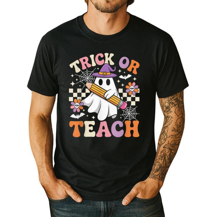 Trick Or Teach Groovy Teacher Halloween Retro Ghost Men's Casual T-Shirt