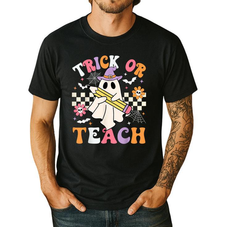 Trick Or Teach Groovy Teacher Halloween Retro Teacher Ghost Men's Casual T-Shirt