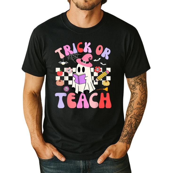 Trick Or Teach Halloween Teacher Floral Ghost Groovy Men's Casual T-Shirt