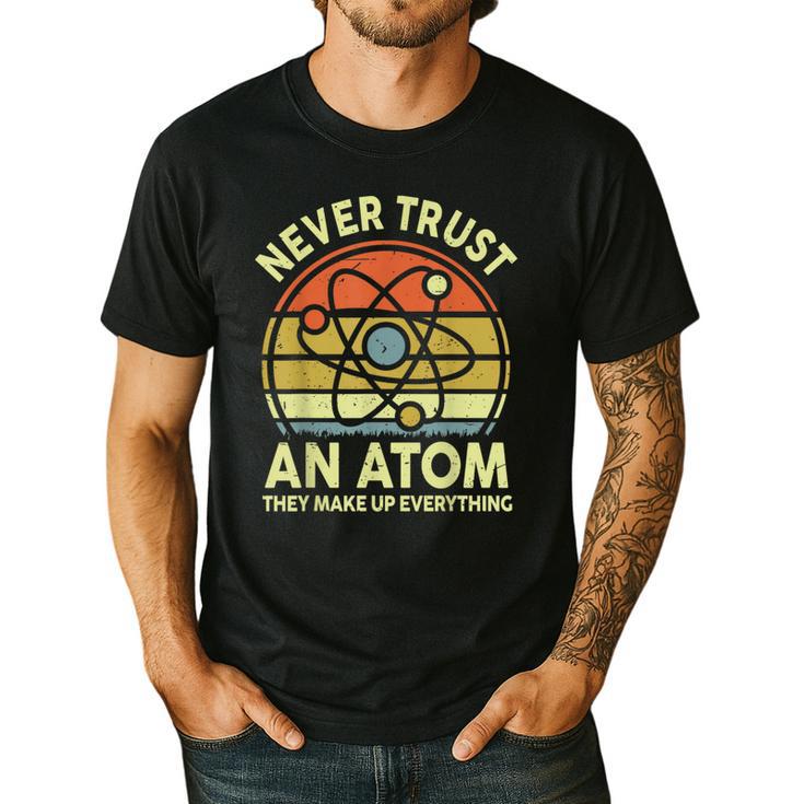 Never Trust An Atom Physics Jokes Science Teacher Men's Casual T-Shirt