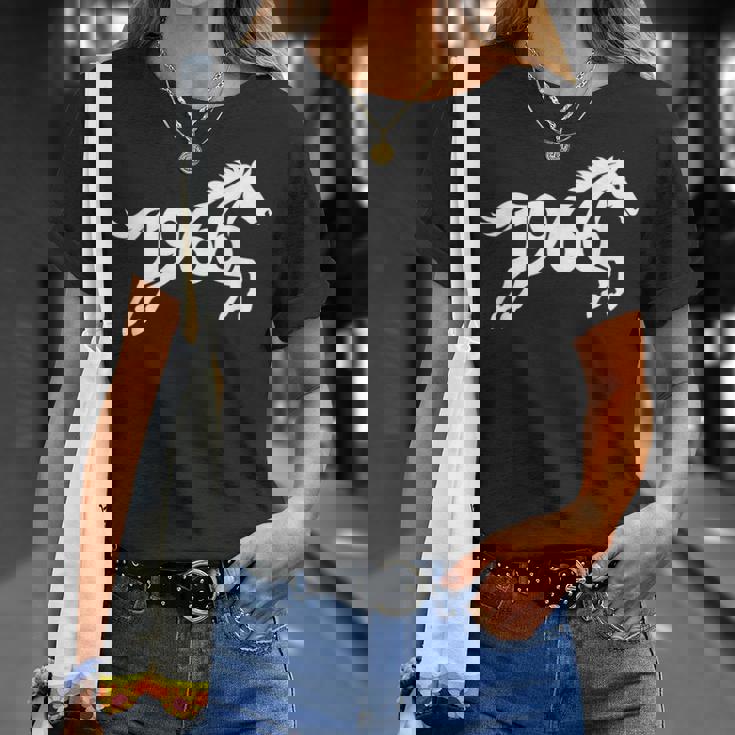 1966 馬 中国の干支 年 パーソナライズ ワードアート Tシャツ 彼女への贈り物