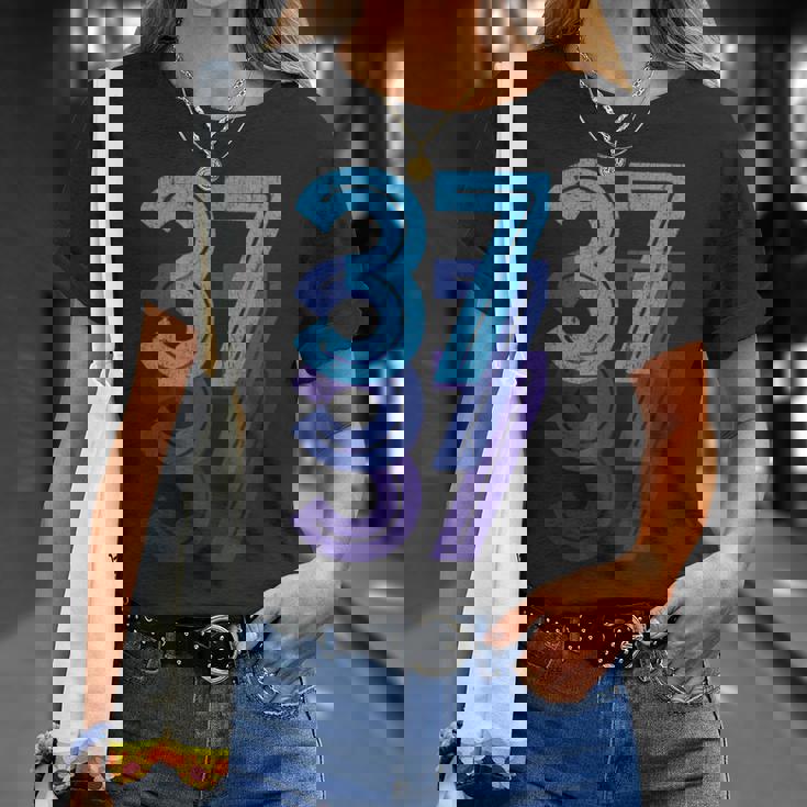 37ラッキーナンバー37歳誕生日スポーツチーム Tシャツ 彼女への贈り物