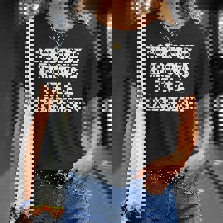 Nobody Knows I'm A Lesbian Gay Lgbtq ユーモア プライド 月 長袖tシャツ Tシャツ 彼女への贈り物