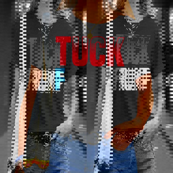 Tuck Frump 面白いアンチトランプデザイン。 Tシャツ 彼女への贈り物