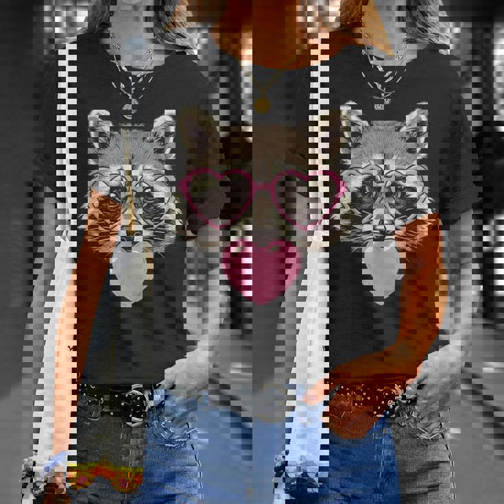 かわいいアライグマが吹くピンクのバレンタイン ハート バブルガム Tシャツ 彼女への贈り物