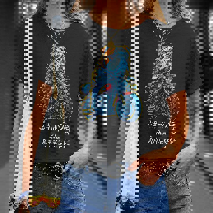 クリスマスのバイクに乗るかわいいイングリッシュブルドッグ。 Tシャツ 彼女への贈り物