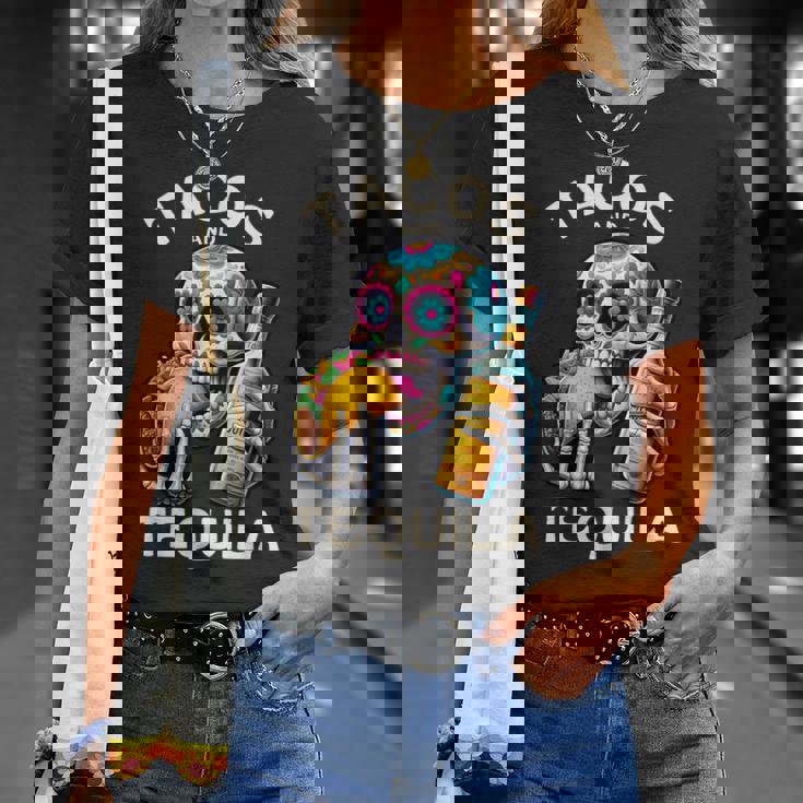 タコスとテキーラ キャンディスカル シンコ・デ・マヨ ロス・ムルトス Tシャツ 彼女への贈り物