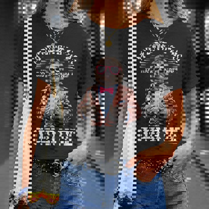 ナマケモノのスーツでおねしょの日々は恥ずかしいけど恥ずかしい。 Tシャツ 彼女への贈り物