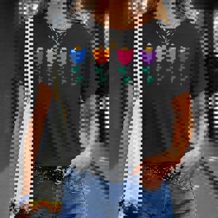 ブルー、オレンジ、ピンク、パープルのチューリップ。 Tシャツ 彼女への贈り物