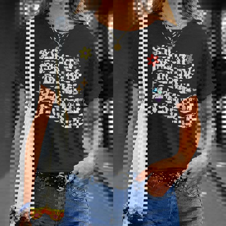 レトログルーヴィー。シャデーが多すぎることはありません。 Tシャツ 彼女への贈り物