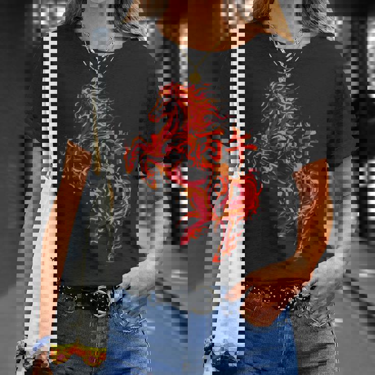 丙午 火の馬 墨絵 ストリートアート 筆文字 和柄 漢字 グラフィック 赤い炎 デザイン 日本風 Tシャツ 彼女への贈り物