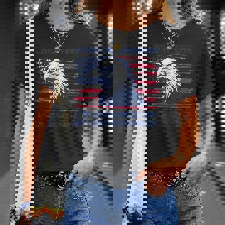 私は自分の国が大好きで、自分の政府が恥ずかしい Tシャツ 彼女への贈り物