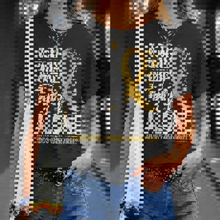 誰も一人で戦わない 小児がん啓発ゴールドリボン Tシャツ 彼女への贈り物