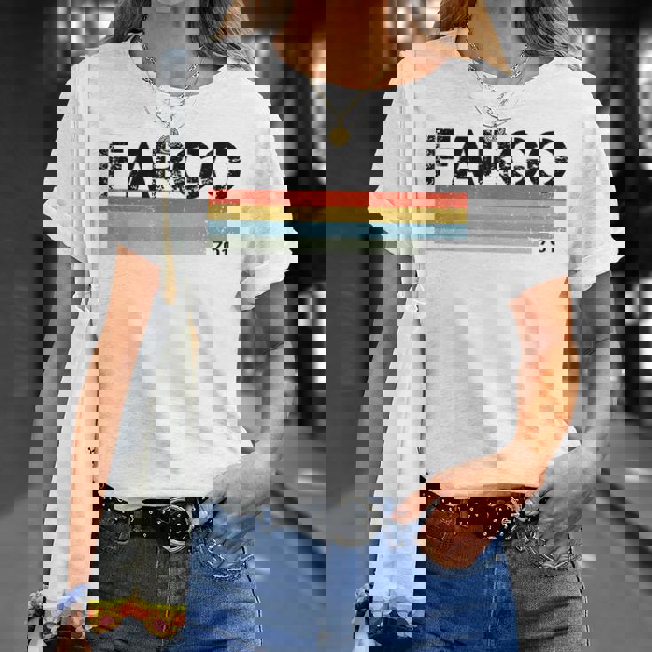 Fargo City レトロ ヴィンテージ ストライプ ギフトとお土産 Tシャツ 彼女への贈り物