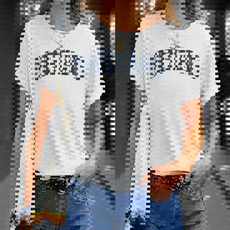 Mustang Oklahoma Ok Diseño Deportivointage Diseño Azul Marino Cuello Camiseta unisex Regalos para ella