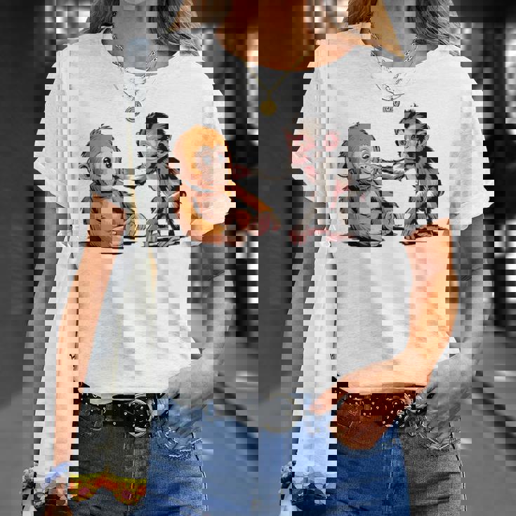 オレンジのおもちゃで悲しい猿のパンチ Tシャツ 彼女への贈り物