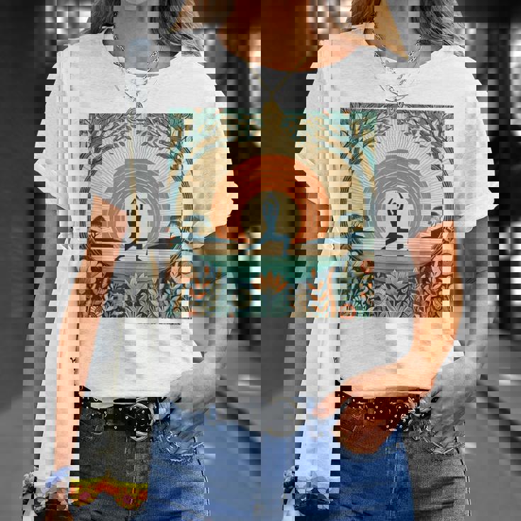 夕焼けの戦士ポーズ、ヨガの自然のイラスト、花柄。 Tシャツ 彼女への贈り物