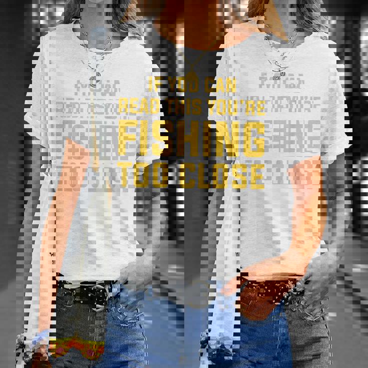 背面には「If You Can Read This You're Fishing Too Close Tシャツ 彼女への贈り物