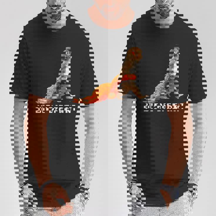 Punch The Monkey Built Different 3 ホワイトテキスト Tシャツ 面白い贈り物