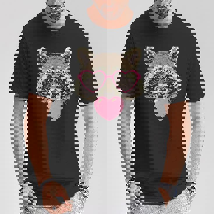 かわいいアライグマが吹くピンクのバレンタイン ハート バブルガム Tシャツ 面白い贈り物