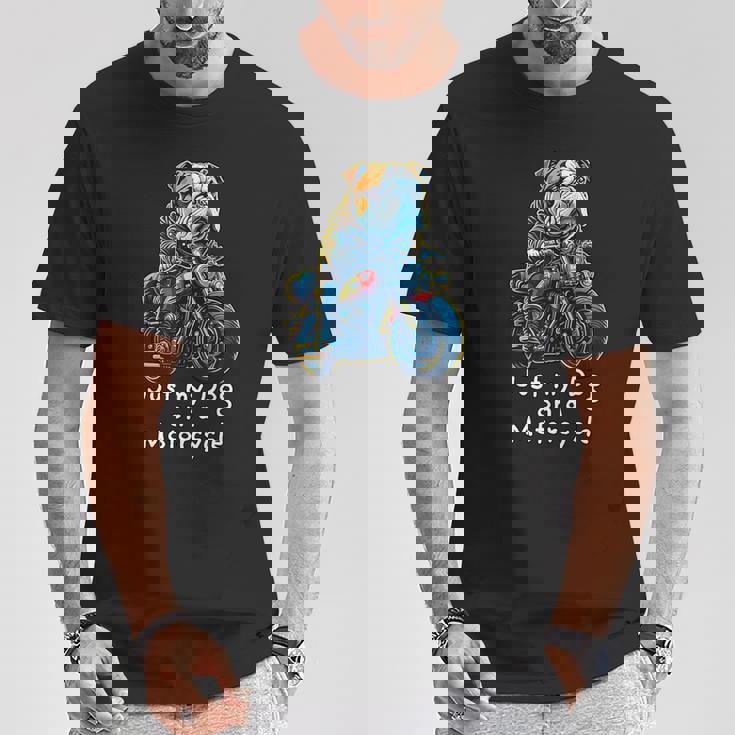 クリスマスのバイクに乗るかわいいイングリッシュブルドッグ。 Tシャツ 面白い贈り物