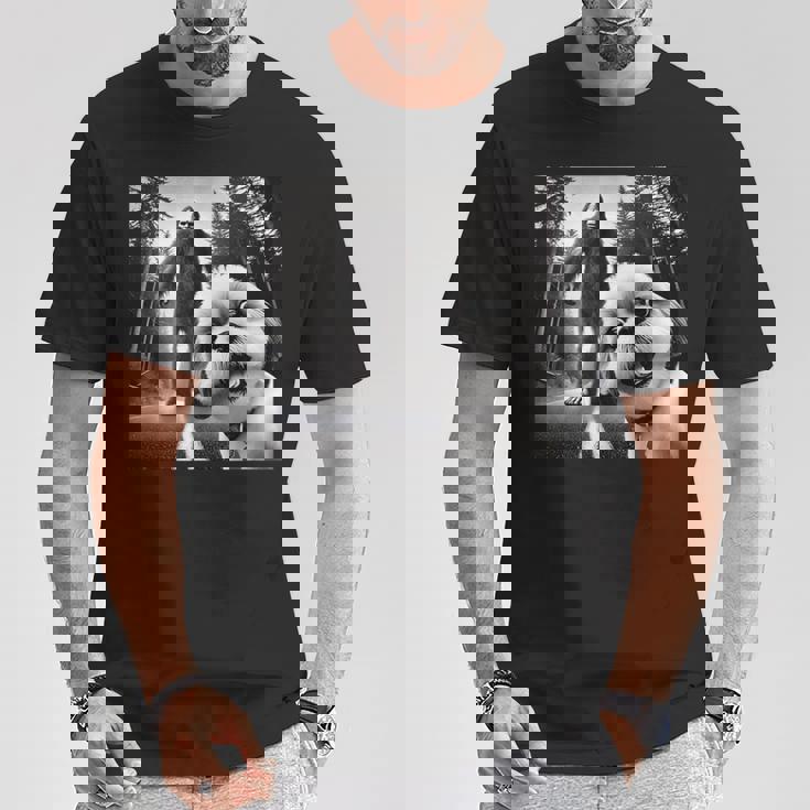 シーズーとビッグフットの森の冒険 Tシャツ 面白い贈り物