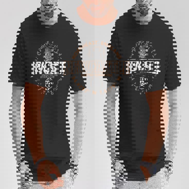 ニューカッスル北東部イングランド座標ラベル 2C Tシャツ 面白い贈り物