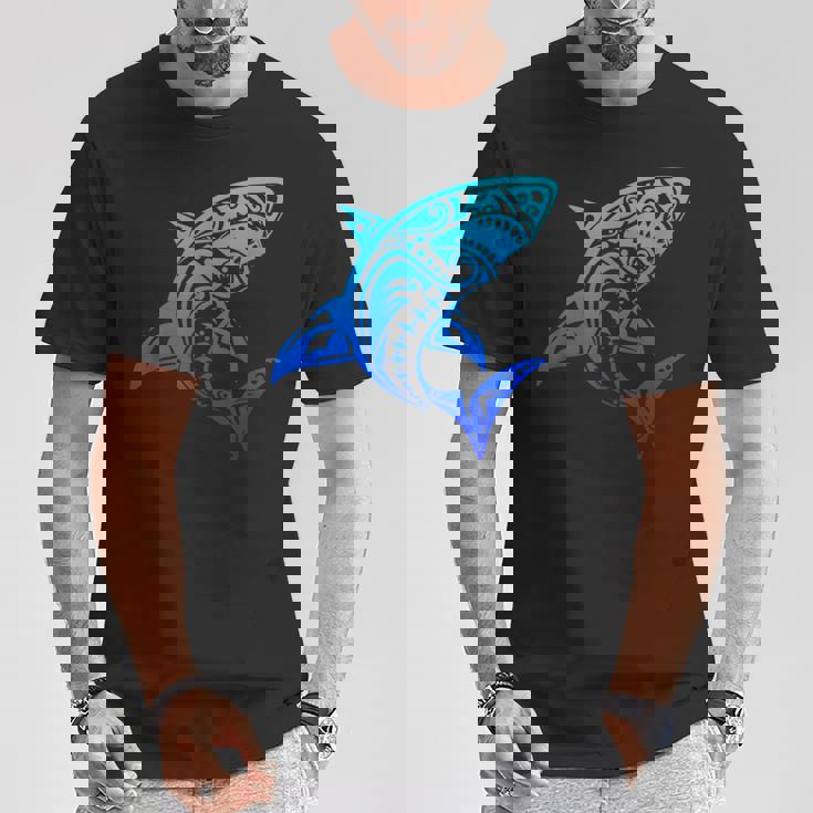 ハワイアン トライバル シャーク ポリネシアン タトゥースタイル バケーション Tシャツ 面白い贈り物