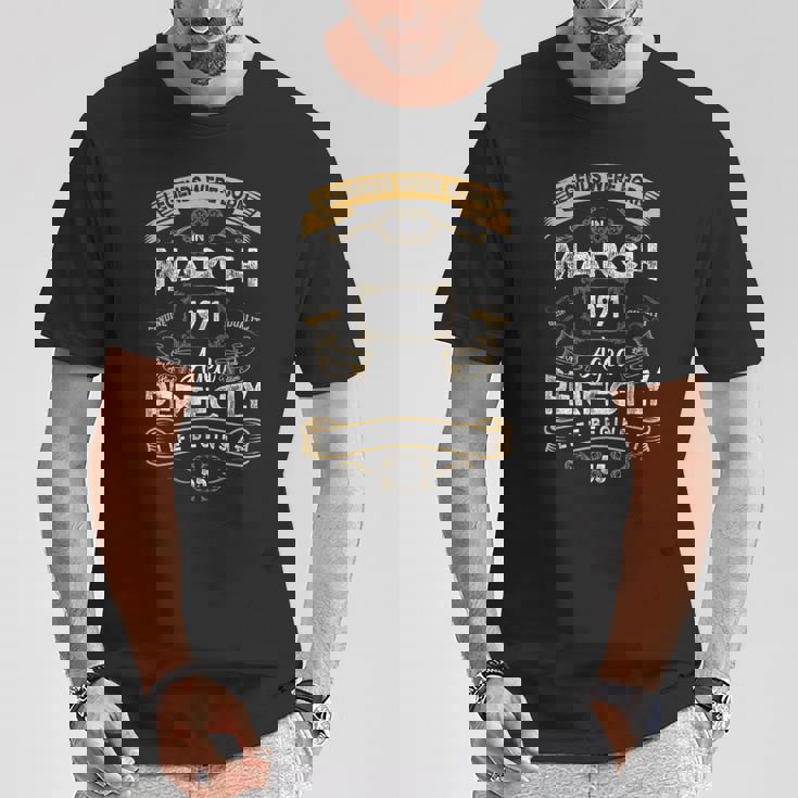 レトロな55歳の誕生日の伝説は1971年3月に誕生しました。 Tシャツ 面白い贈り物