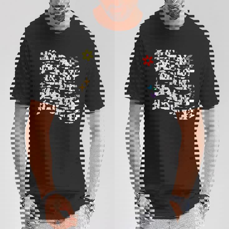 レトログルーヴィー。シャデーが多すぎることはありません。 Tシャツ 面白い贈り物