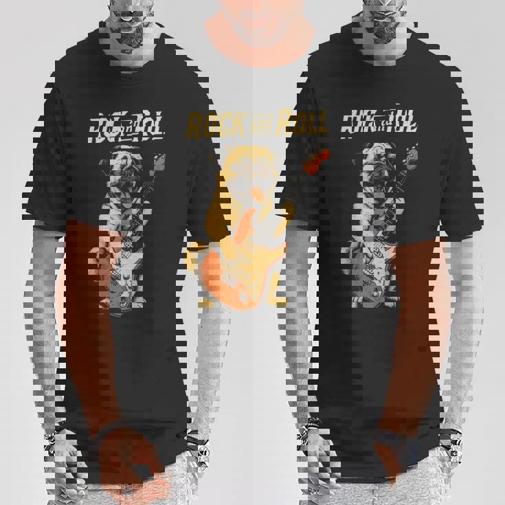 ロックするパグ犬 ギター演奏の面白デザイン Tシャツ 面白い贈り物