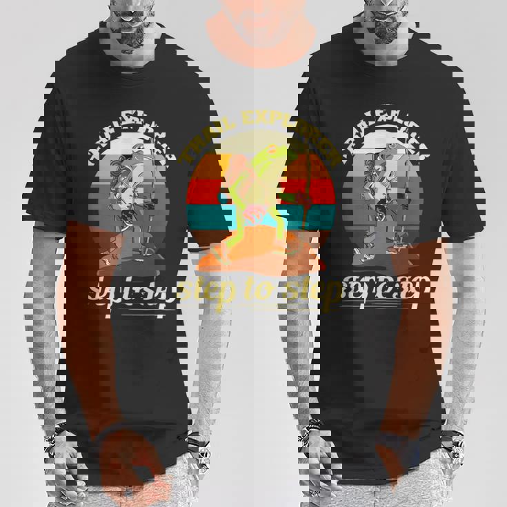 一歩ずつ、面白いカエルのハイキング山 Tシャツ 面白い贈り物