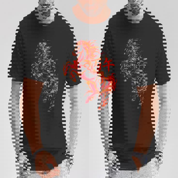 丙午 火の馬 墨絵 ストリートアート 筆文字 和柄 漢字 グラフィック 赤い炎 デザイン 日本風 Tシャツ 面白い贈り物