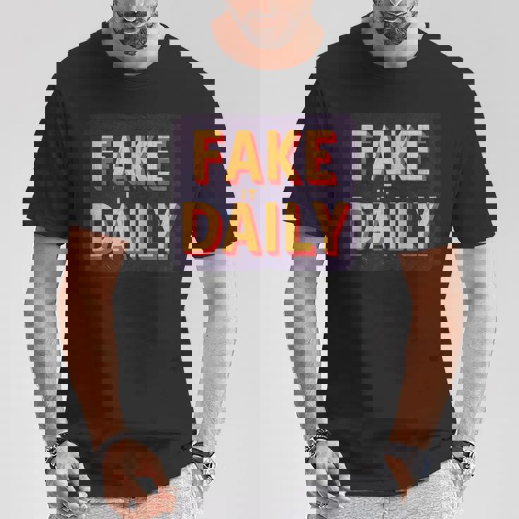 素晴らしいフェイクイットデイリーステートメントエンブレム。 Tシャツ 面白い贈り物