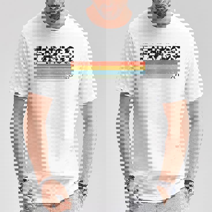 Fargo City レトロ ヴィンテージ ストライプ ギフトとお土産 Tシャツ 面白い贈り物