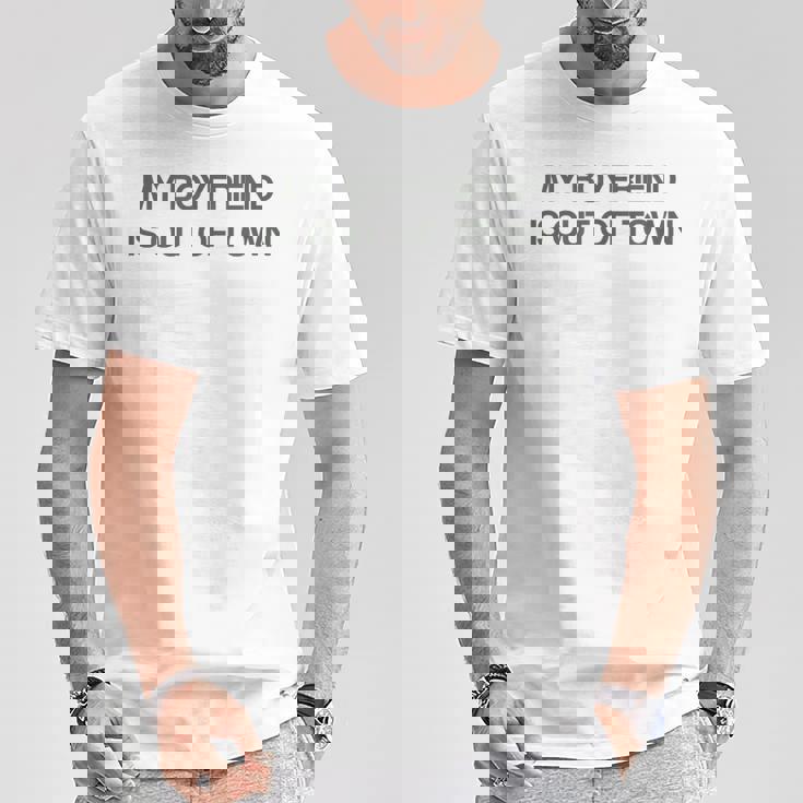 My Boyfriend Is Out Of Town Tシャツ 面白い贈り物